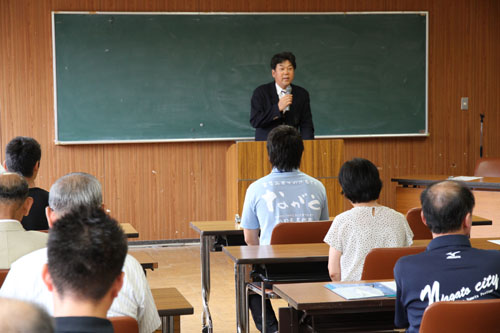 あいさつをする梶山会長