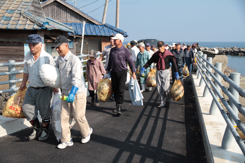 ２時間の作業を終えた住民