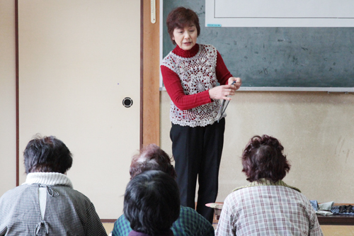 作り方の指導をする大嶋禮子さん