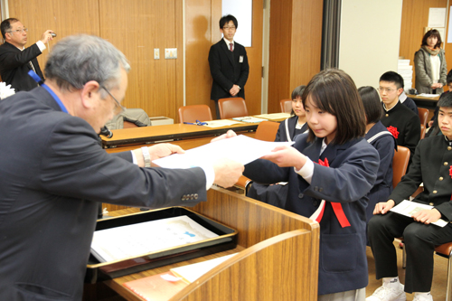 表彰状が江原教育長から渡される