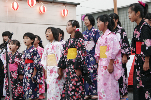 みすゞ少年少女合唱団による合唱