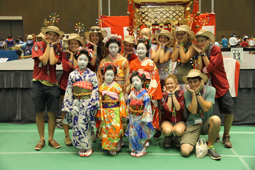 仙崎祇園ばやしの舞妓と一緒に記念撮影