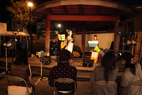 夜のアコースティックライブのようす
