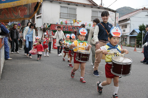 俵山幼児園の園児による町内パレード