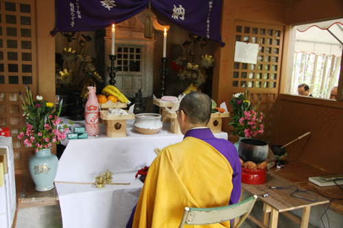 能満寺住職による法要