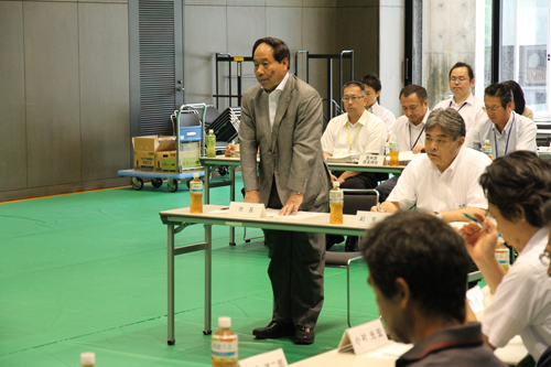 あいさつする大西市長
