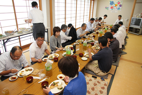 参加者全員で長門の食を味わう