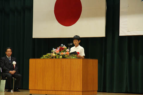 児童代表のことばを述べる上山くん