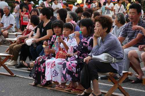 会場には浴衣の子も