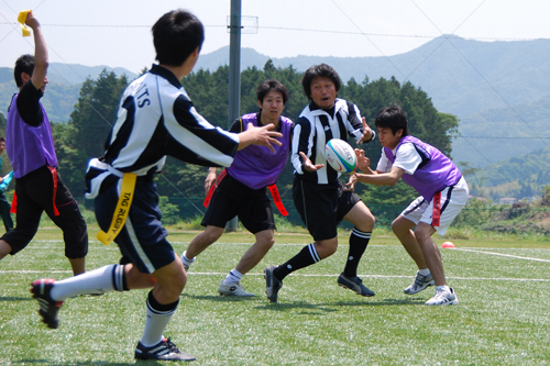 ３人引きつけてラストパス