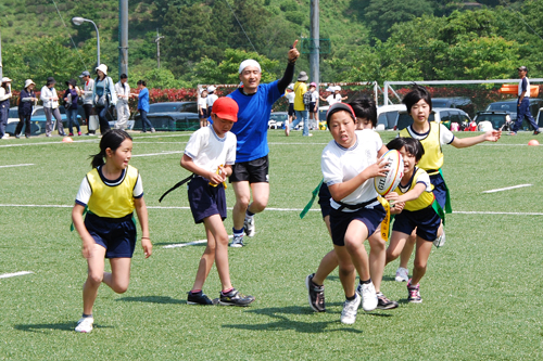 タックルをふりきる選手