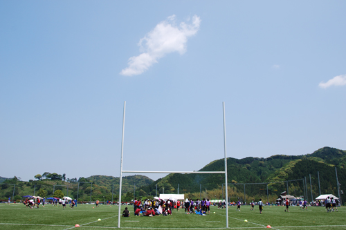 晴天のもと汗を流す選手たち