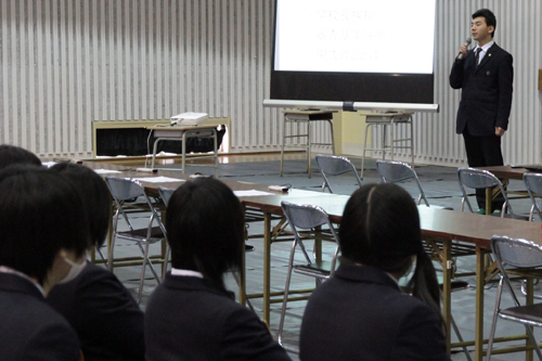 あいさつをする農業クラブ会長の小野さん