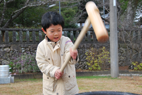 子どもも餅つきの体験