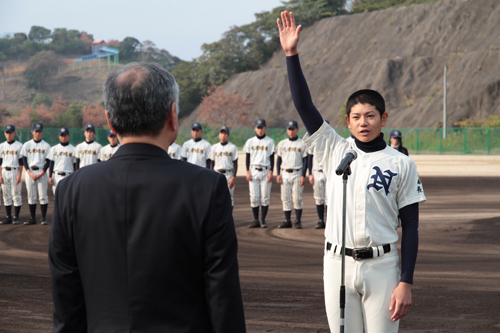 選手宣誓をする長門高校の安丸さん