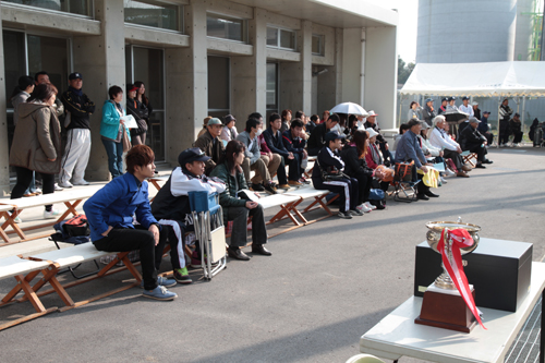 会場では父兄やｏｂが声援を送った