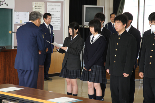 委嘱状が一人ひとりに手渡される