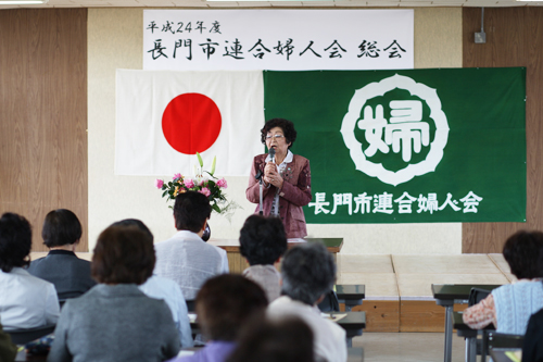 あいさつする長井会長