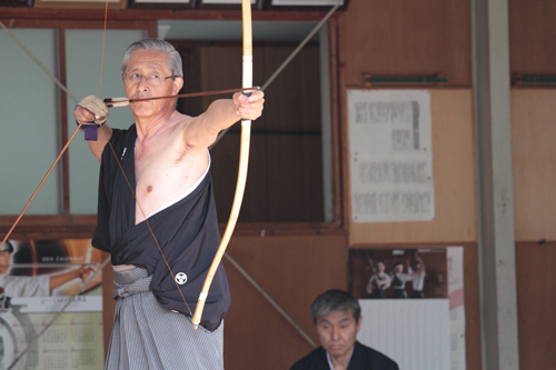 矢渡しを行う福江会長