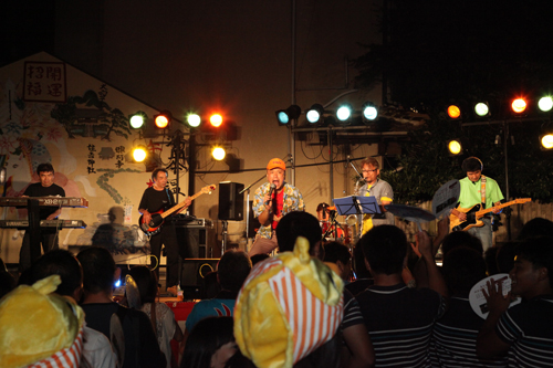 f.streetのライブ演奏は大変盛り上がった