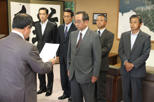 辞令を交付される固定資産評価審査委員会委員の皆さん