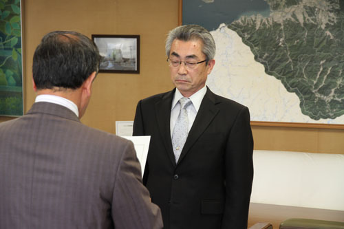 辞令を受ける松浦教育委員