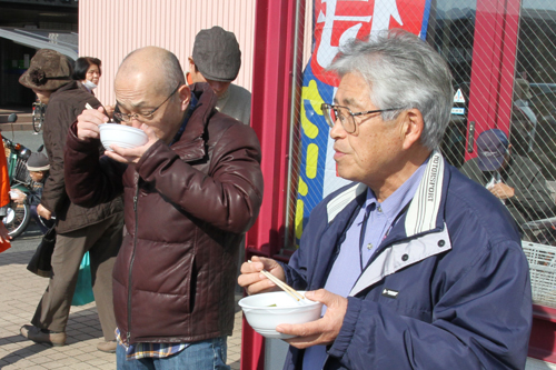 来店した人は鶏鍋を味わう。