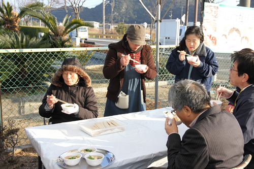 まるごと長門「旬」市場での無料試食のようす