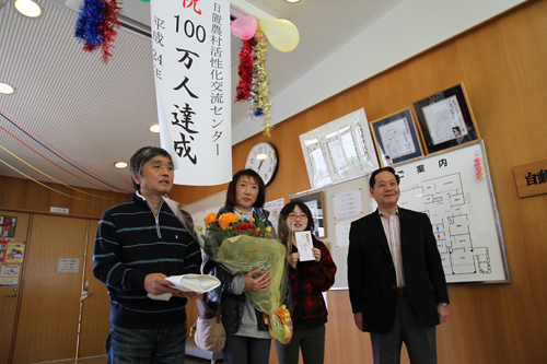 100万人目の入館者林さん一家と大西市長
