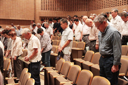 交通事故で亡くなった人を偲んで黙祷