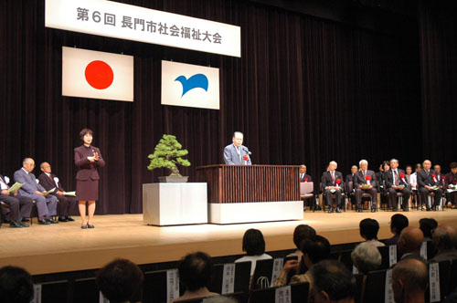 祝辞を述べる南野市長