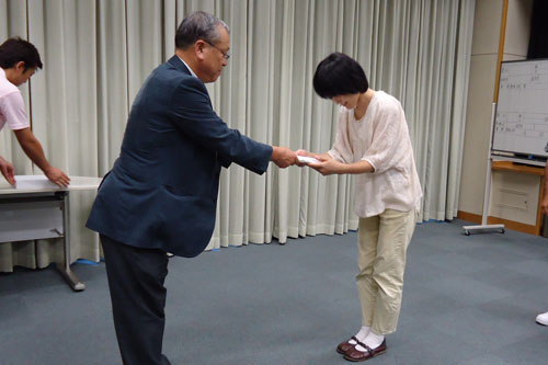 各団体の代表者に贈呈された