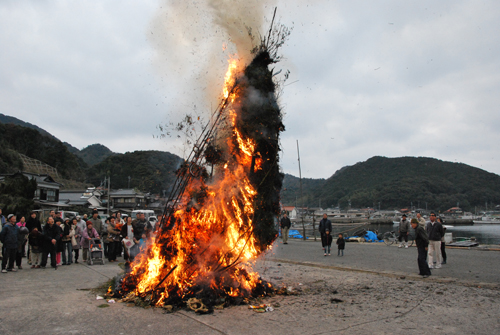 海側に向かって倒れるやぐら