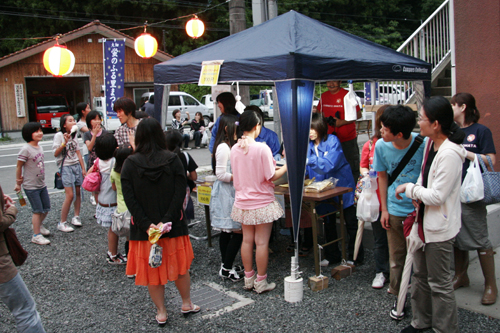 にぎわう祭り会場