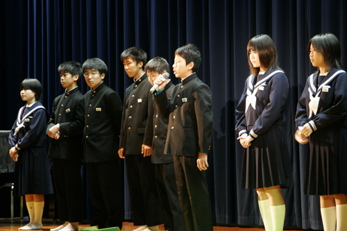 通中での思い出を振り返る生徒
