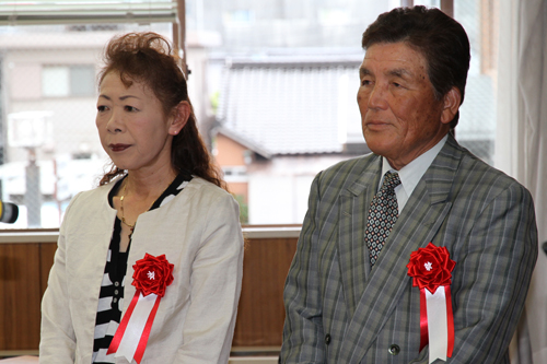 表彰状を受け取った熊野さん（左）と島壽さん（右）