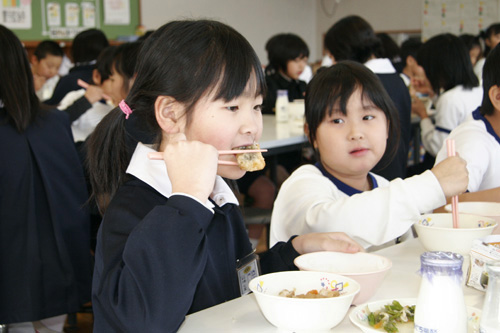メダイのフライをおいしそうに食べていました