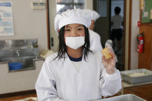 残さず食べようね！と、給食当番さん