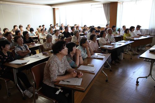 約７０人が耳を傾ける