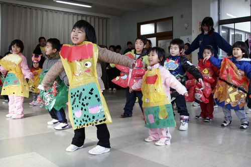 地域の人たちの前でダンスを踊りました