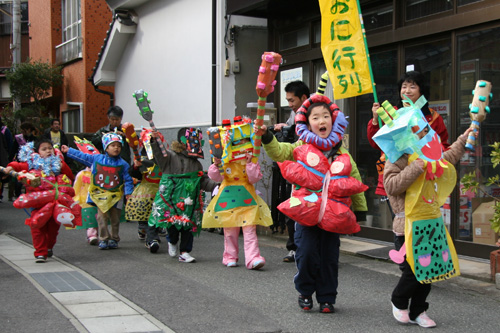 寒い中、元気に行進！