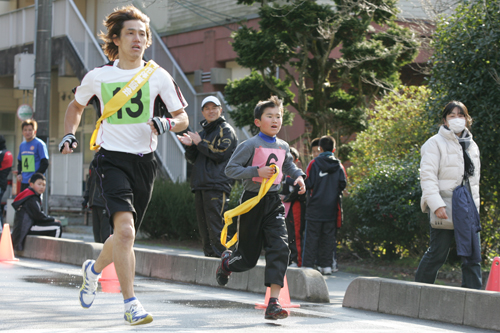 子どもも大人に負けず走る