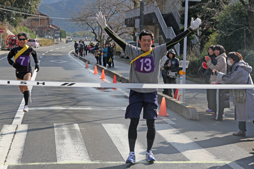 優勝した江良チームがゴール