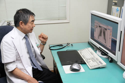システムの説明をする天野長門市医師会会長