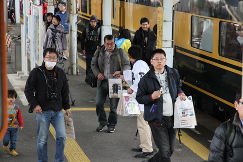 jr長門市駅に到着した乗客のみなさん