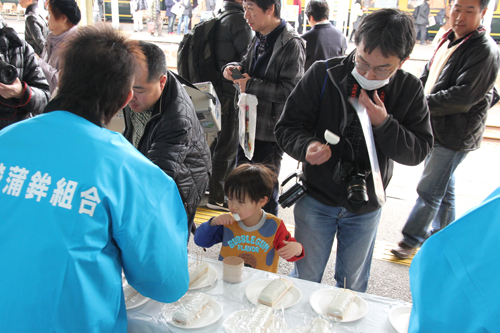 仙崎かまぼこの試食のようす