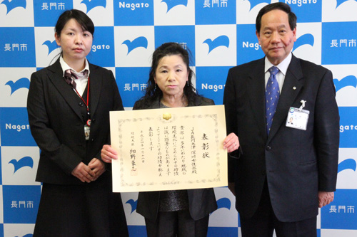 写真中央が松永部長