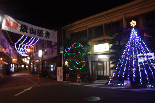 電飾で飾り付けられた温泉街