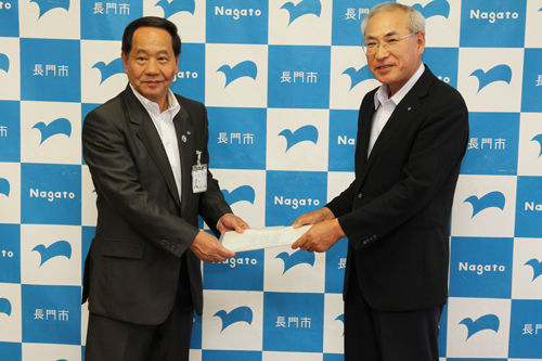 基本構想を大西市長に手渡す藤田会長（右）