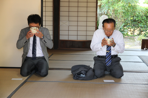 三隅山荘ではお茶が振る舞われた